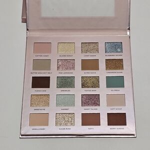 NEW ICONIC LONDON Treat Yourself Eyeshadow Palette